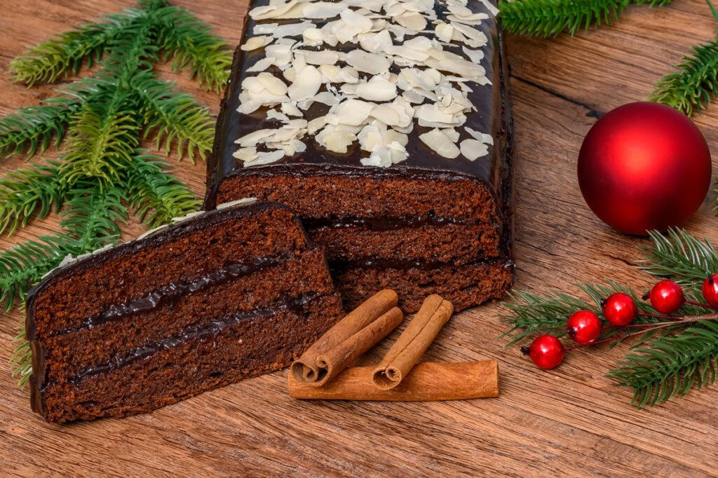 Chec de turtă dulce cu ciocolată, decorat cu fulgi de migdale porționat