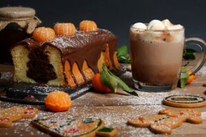 Chec festiv cu brăduț de ciocolată în interior, glazurat cu ciocolată și decorat cu mandarine