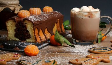 Chec festiv cu brăduț de ciocolată în interior, glazurat cu ciocolată și decorat cu mandarine