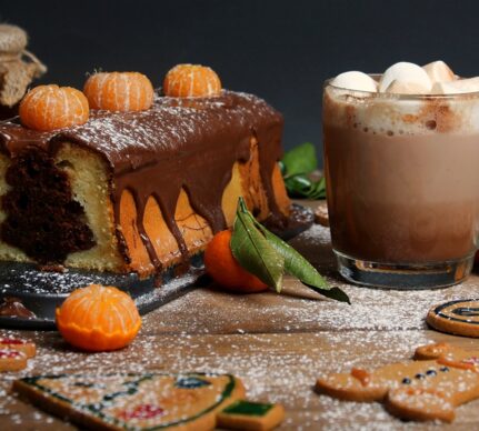 Chec festiv cu brăduț de ciocolată în interior, glazurat cu ciocolată și decorat cu mandarine