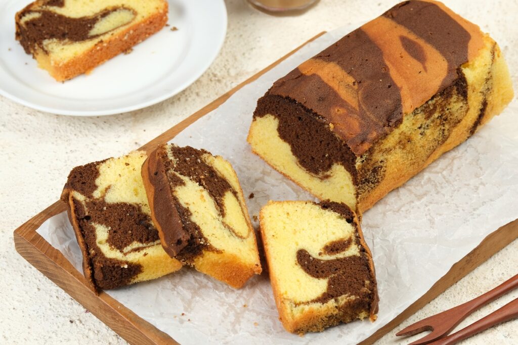 Chec în două culori porționat pe o tavă