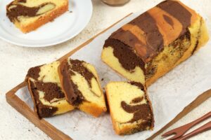 Chec în două culori porționat pe o tavă