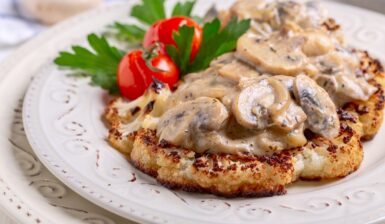 Conopidă friptă cu sos cremos de ciuperci, două roșii și frunze de pătrunjel