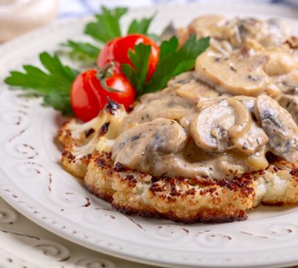 Conopidă friptă cu sos cremos de ciuperci, două roșii și frunze de pătrunjel