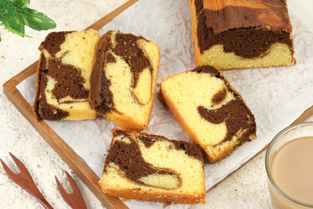 Chec în două culori porționat pe o tavă