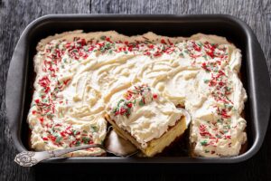 Pandișpan cu vanilie și cremă de brânză și ornamente de iarnă porționat în tavă