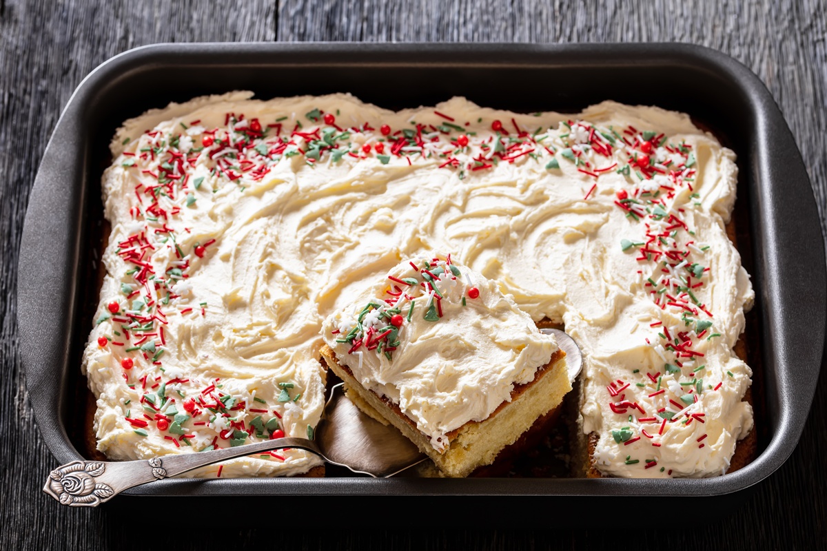 Pandișpan cu vanilie și cremă de brânză și ornamente de iarnă porționat în tavă
