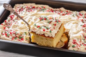 Pandișpan cu vanilie și cremă de brânză și ornamente de iarnă porționat în tavă