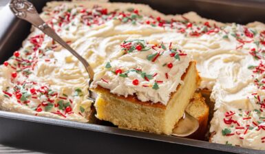 Pandișpan cu vanilie și cremă de brânză și ornamente de iarnă porționat în tavă
