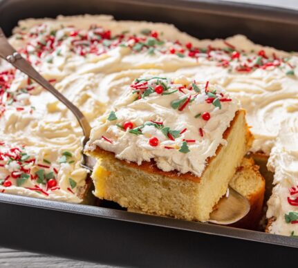 Pandișpan cu vanilie și cremă de brânză și ornamente de iarnă porționat în tavă
