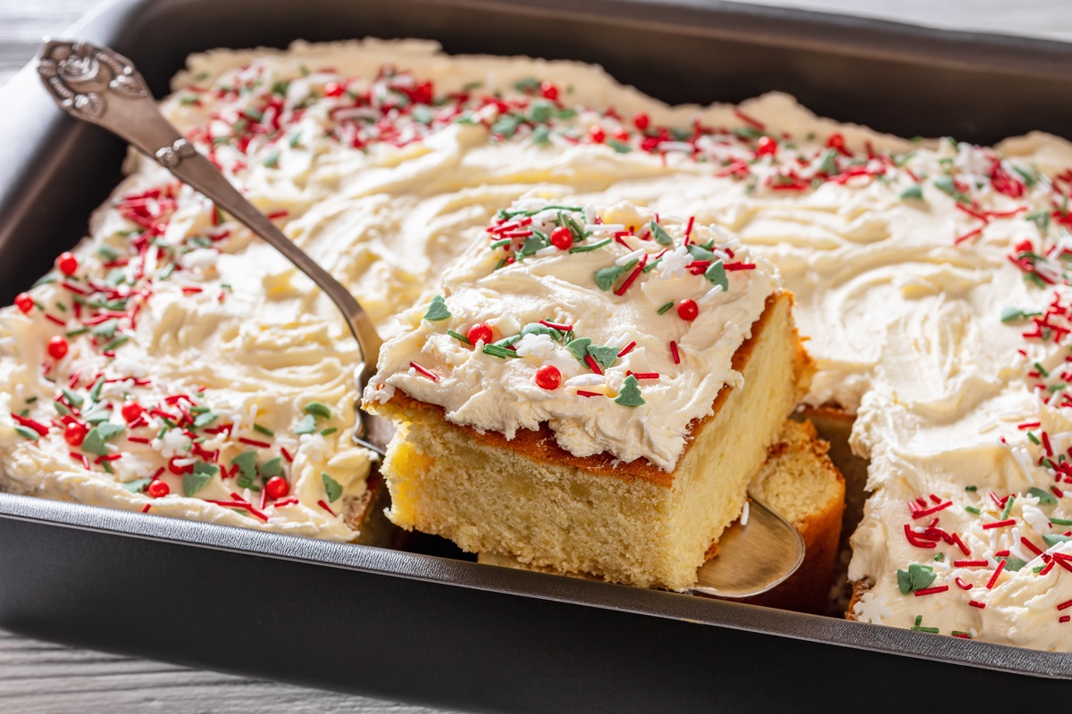 Pandișpan cu vanilie și cremă de brânză și ornamente de iarnă porționat în tavă