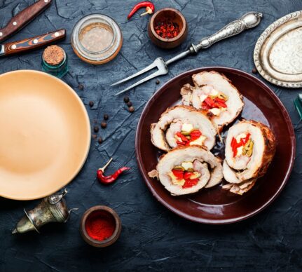 Ruladă de porc cu gogoșari murați, măsline verzi și cașcaval