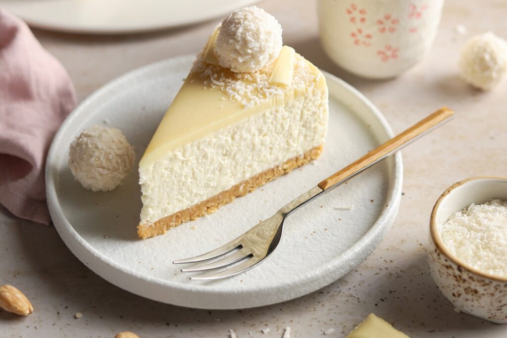 Porție de cheesecake cu cocos