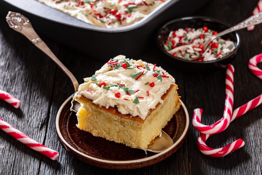 Porție de pandișpan vanilat cu cremă și ornamente pe o spatulă