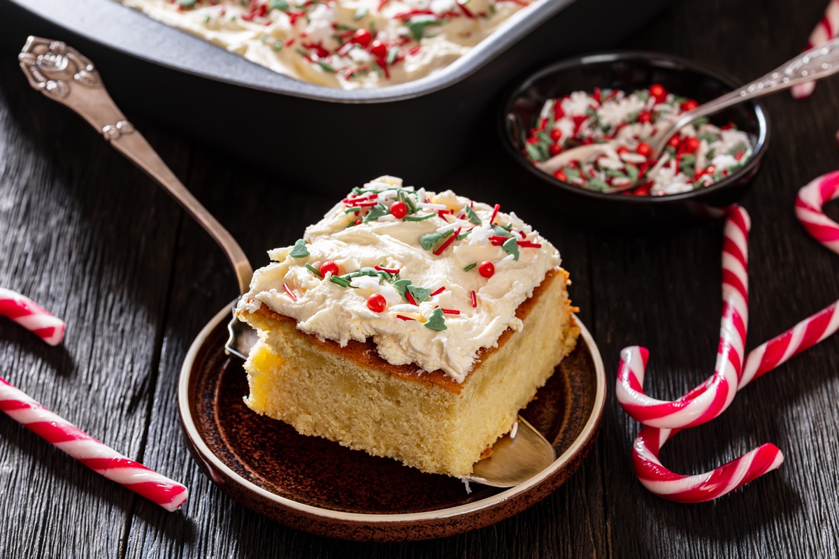 Porție de pandișpan vanilat cu cremă și ornamente pe o spatulă