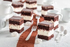 Porții de prăjitură cu cacao și vanilie