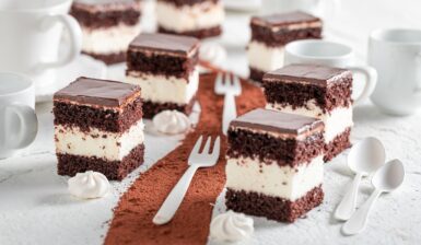 Porții de prăjitură cu cacao și vanilie