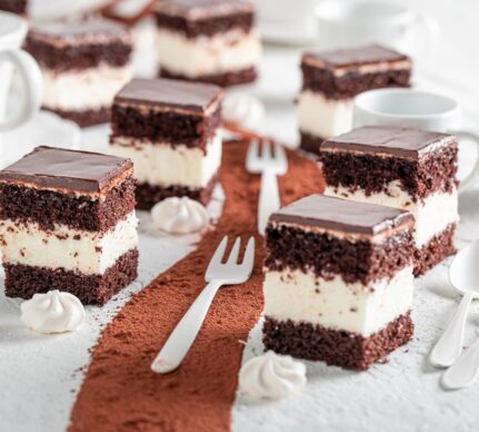 Prăjitură cu blat de cacao, cremă de vanilie și glazură subțire de ciocolată