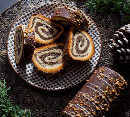 Ruladă din aluat de cozonac cu nucă și cacao, glazurată cu ciocolată