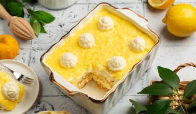 Tiramisu cu lămâie în tavă de porțelan și o porție pe farfurie