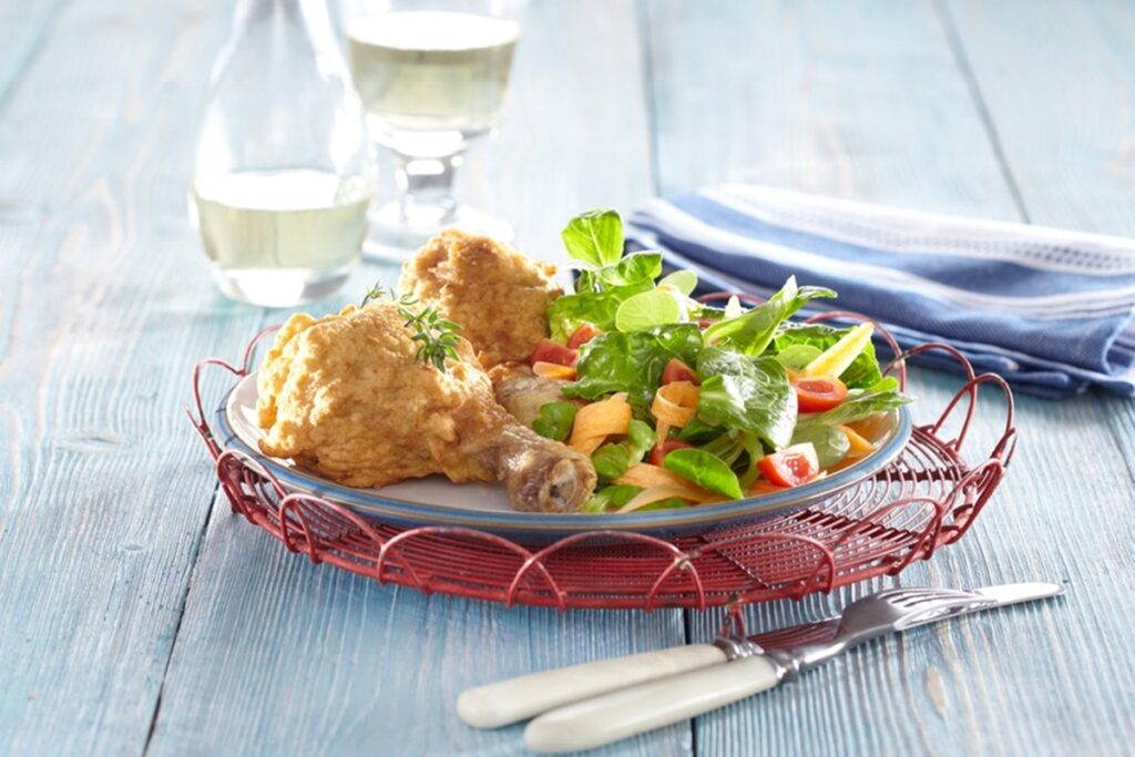 Pulpe de pui tempura extra crispy cu salată și vin