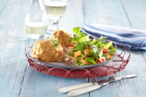 Pulpe de pui tempura extra crispy cu salată și vin
