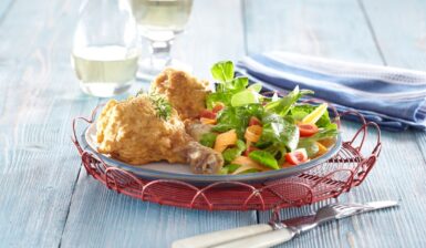 Pulpe de pui tempura extra crispy cu salată și vin