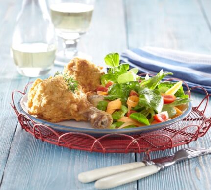 Pulpe de pui tempura extra crispy cu salată și vin