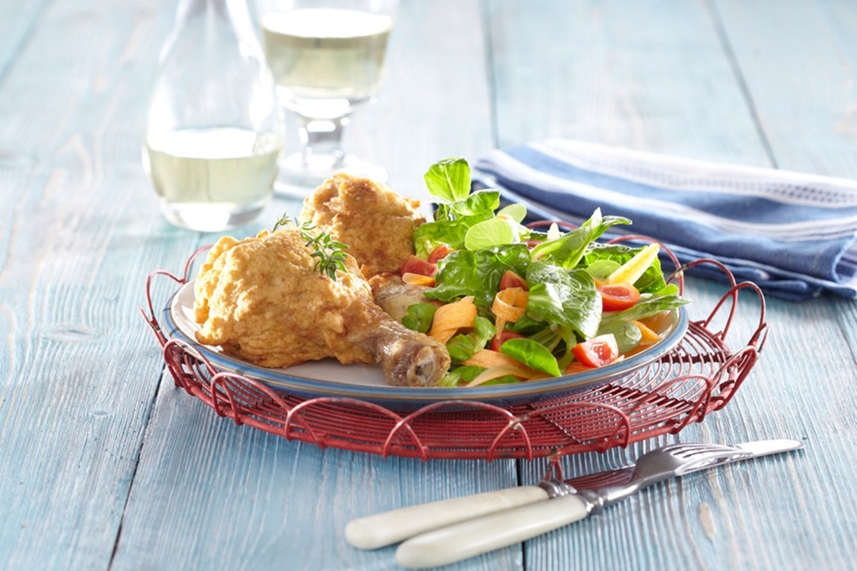 Pulpe de pui tempura extra crispy cu salată și vin