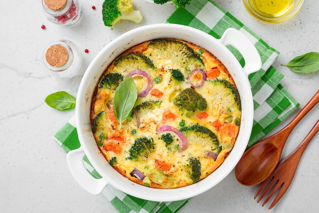 Budincă aperitiv cu broccoli, ceapă roșie și morcovi