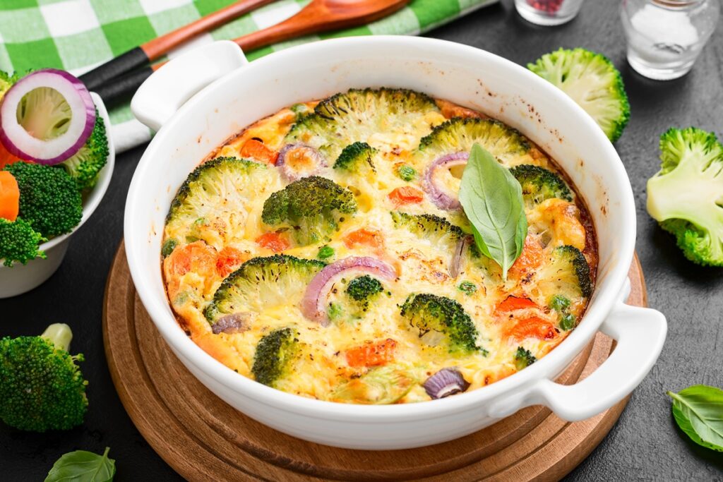 Budincă aperitiv cu broccoli, ceapă roșie și morcovi