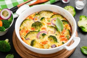 Budincă aperitiv cu broccoli, ceapă roșie și morcovi