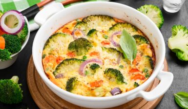 Budincă aperitiv cu broccoli, ceapă roșie și morcovi