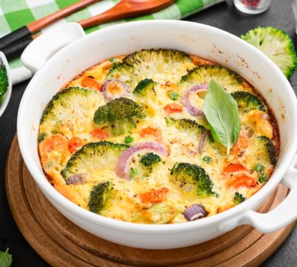 Budincă aperitiv cu broccoli, ceapă roșie și morcovi