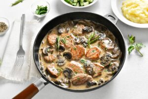 Mușchiuleț de porc cu ciuperci în sos cremos, în tigaie