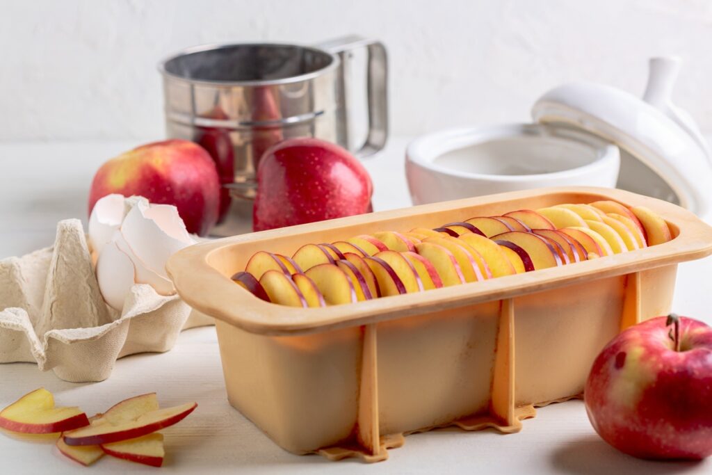 Chec cu felii de mere în tavă, înainte de coacere