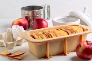 Chec cu felii de mere în tavă, înainte de coacere