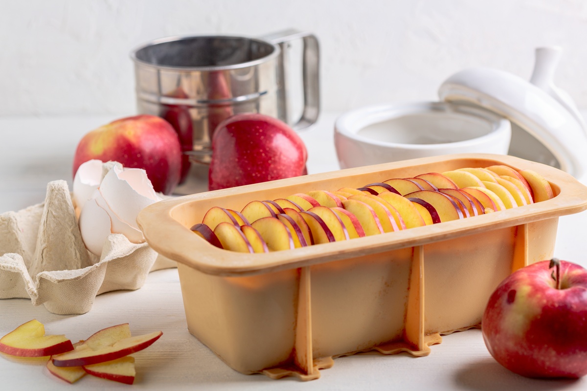 Chec cu felii de mere în tavă, înainte de coacere