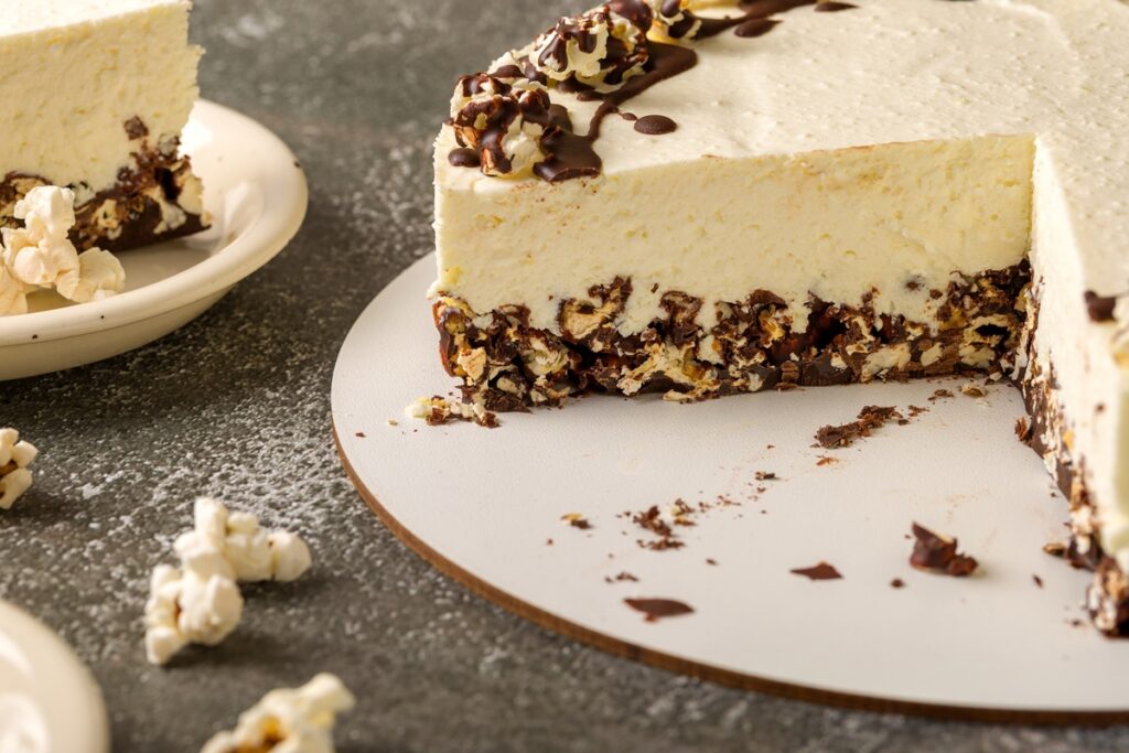 Cheesecake fără coacere cu popcorn și ciocolată secționat