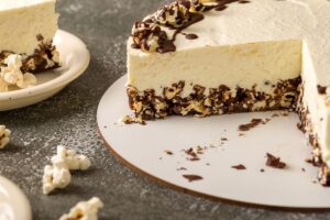 Cheesecake fără coacere cu popcorn și ciocolată secționat