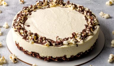 Cheesecake cu popcorn și ciocolată