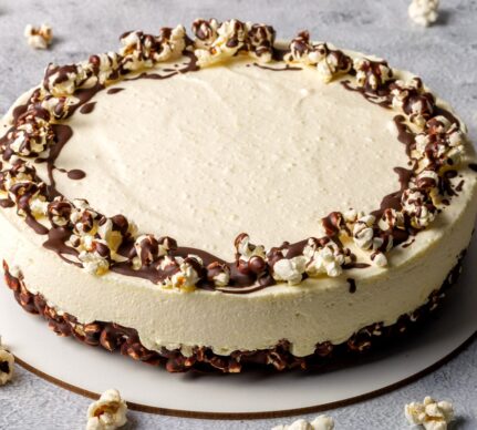 Cheesecake fără coacere cu popcorn și ciocolată