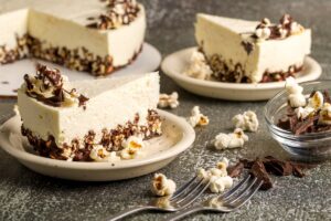 Cheesecake fără coacere cu popcorn și ciocolată porționat