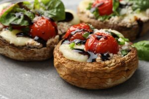 Ciuperci portobello umplute cu brânză, roșii cherry și reducție de oțet balsamic