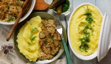 Friptură în sos cu varză călită, piure de cartofi și castraveți acri