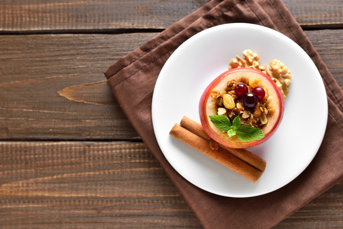 Măr umplut cu granola, nuci și miere