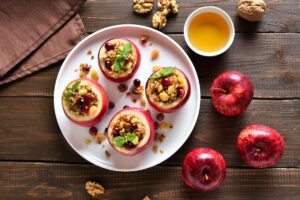 Patru mere umplute cu granola, nuci și miere