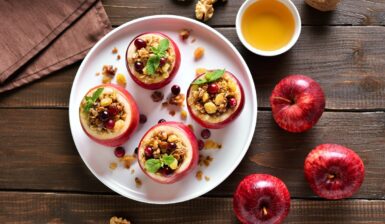 Patru mere umplute cu granola, nuci și miere