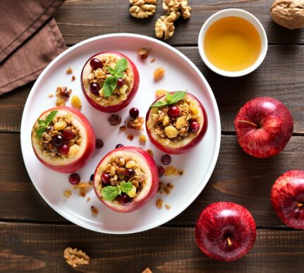 Patru mere umplute cu granola, nuci și miere