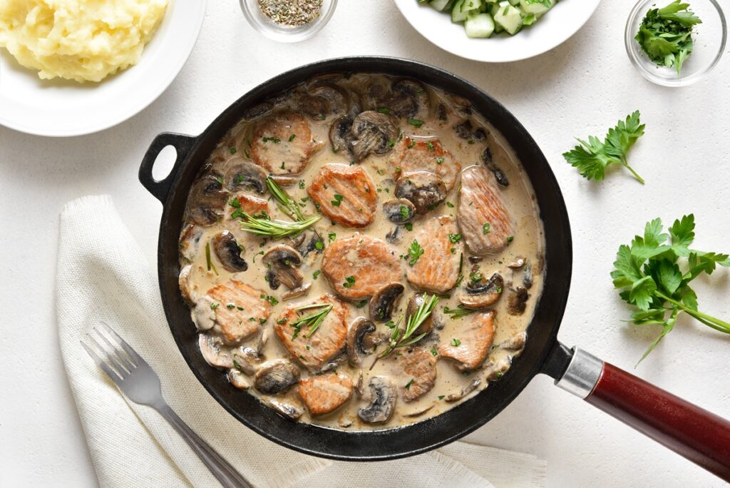 Mușchiuleț de porc cu ciuperci în sos cremos, în tigaie